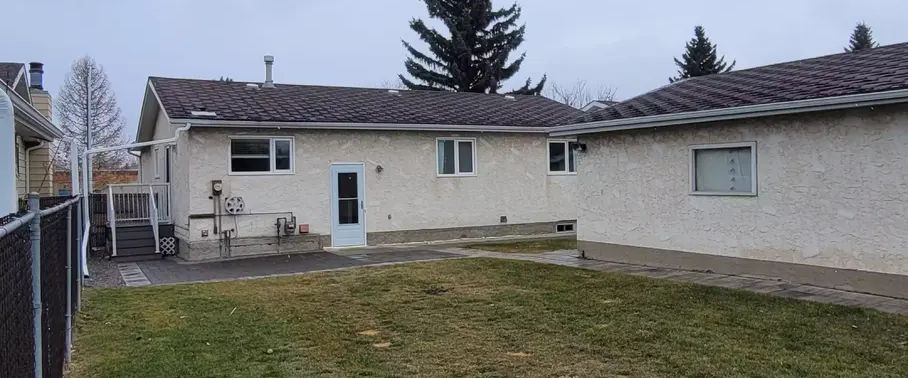 House for rent at 1889 Lakewood Road South Northwest | 1889 Lakewood Road South Northwest, Edmonton - Photo 1