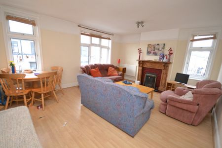 2 bed Flat for Rent - Photo 3