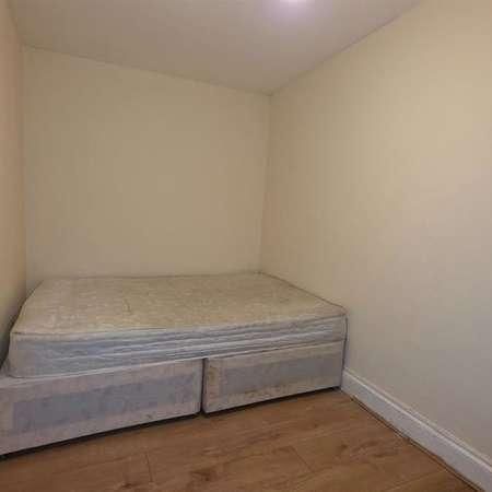 High Street North, London, E12 - Photo 1