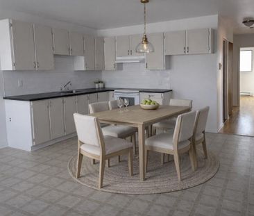 LACHINE CHARMANT 41/2 STATIONNEMENT - Photo 1