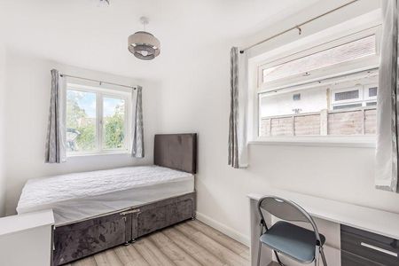 5 bedroom semi-detached house to rent - Photo 5