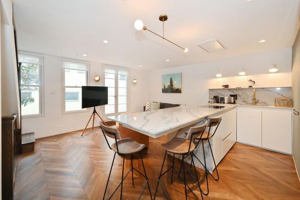 2 bedroom mews to rent - Photo 1