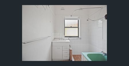 Charming 3-Bedroom Home with a Sunny Sunroom and Enclosed Backyard in Coniston, NSW - Photo 5