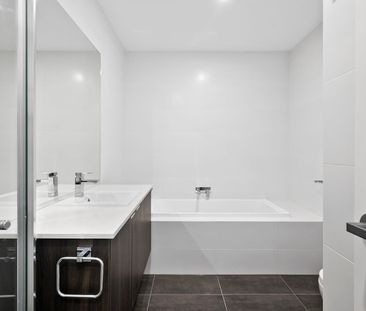 Park facing stylish townhouse - Photo 4