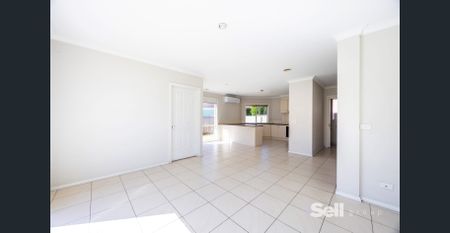 SPACIOUS FAMILY LIVING IN A PRIME SPRINGVALE LOCATION - Photo 2