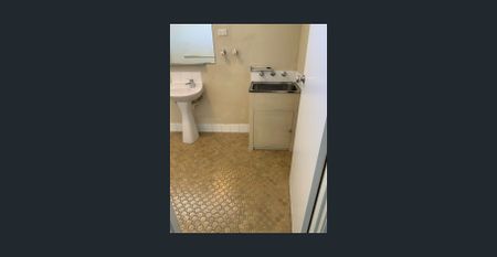 2-bedroom unit close to CBD public transport and shops - Photo 3