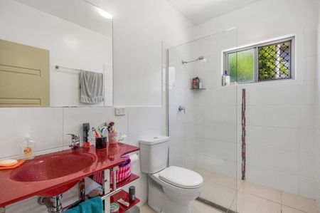 Room 4 available - Photo 4