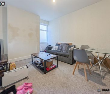 Room For Rent Queen Street, Pontypridd - Photo 1