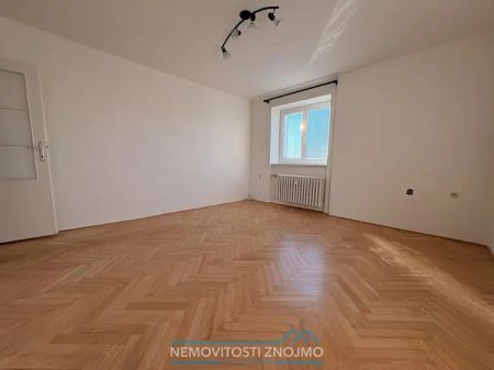 Pronájem světlého bytu 2+1 s krásným výhledem pár kroků od centra Znojma - Photo 3