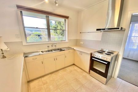 CHARMING FAMILY HOME IN SOUGHT-AFTER ASHWOOD - Photo 5