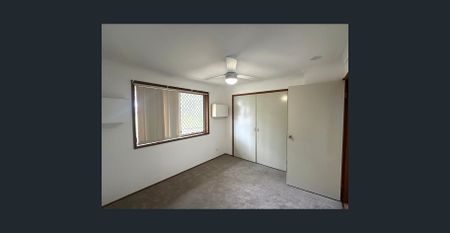 Positioned in a quiet cul de sac - Photo 4