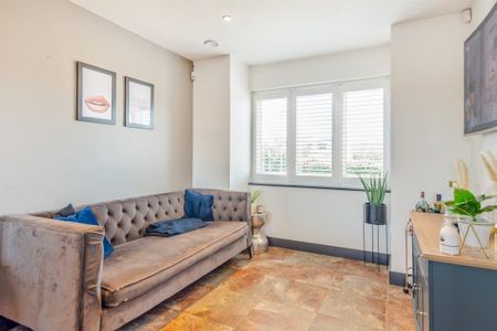 PETERBOROUGH - Photo 2