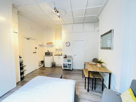 Studio to rent - Photo 1