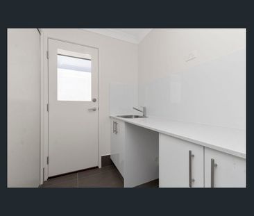 Modern 4BR Family Home in Logan Reserve (Pets Allowed) - Photo 4