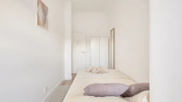 Room in a shared 10-bedroom apartment for rent in Lisbon, perfect for professionals and students - Photo 1