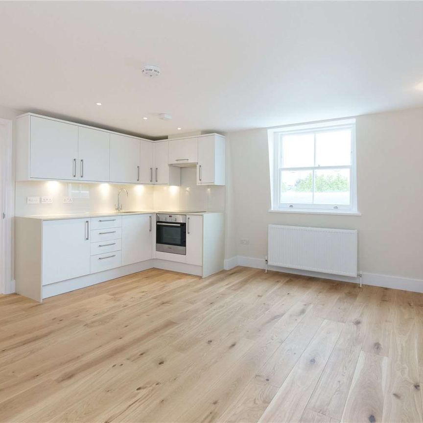 This fourth floor studio flat is situated in a prime South Kensington location. - Photo 1