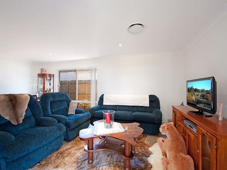 Modern Lowset Home in Prime Location - New carpets & repaint to come! - Photo 3