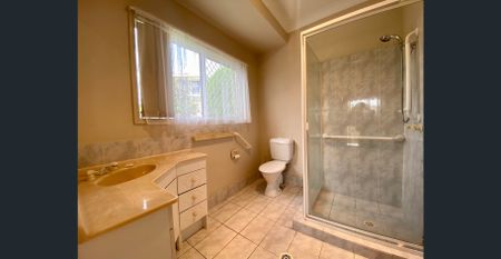 Spacious Family Home in Prime Robina Location! - Photo 2