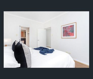 Bright and light 2 bed apartment in super convenient location in We... - Photo 3