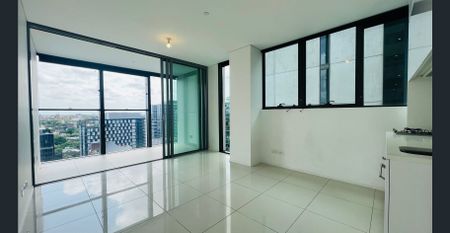 High level one bedroom apartment with stunning view in Chippendale - Photo 5