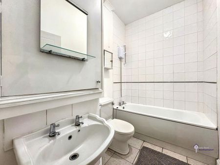 3 bedroom flat to rent - Photo 2