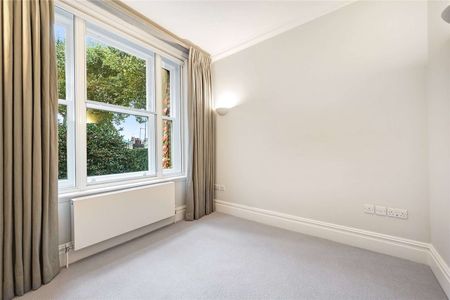A recently refurbished first floor flat (with lift) in this period block on Sloane Square. - Photo 4