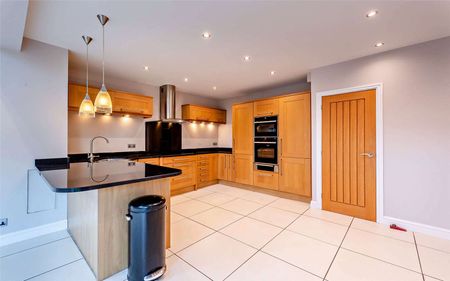 Spacious modern detached family home with superb open plan kitchen/dining room on quiet Wilmslow Cul-De-Sac - Photo 5