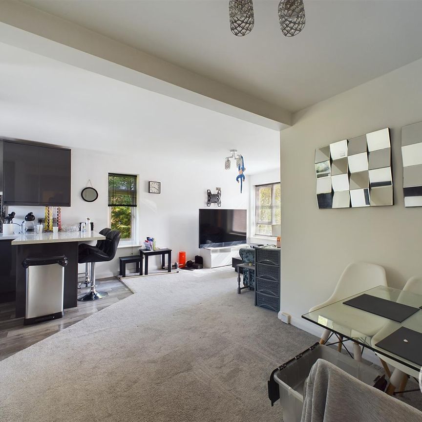 Blackmoor Court, Leeds, LS17 - Photo 1