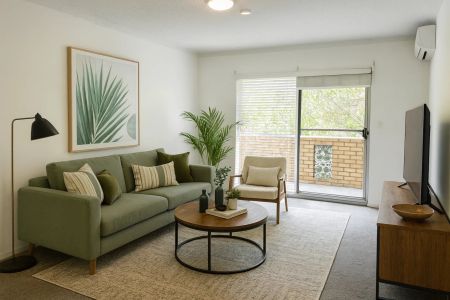 Bright & Airy Apartment in convenient location - Photo 3