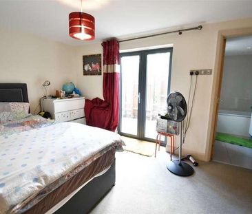 Hitcham Court, Station Approach, Woodside, N12 - Photo 2