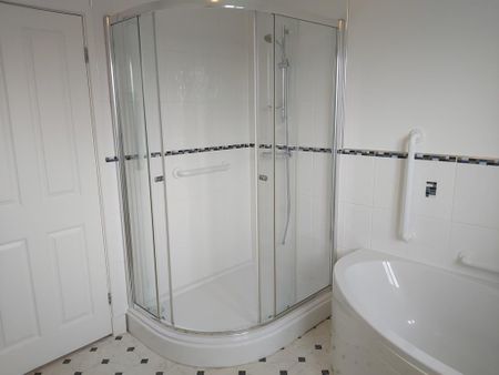 4 bedroom detached house to rent - Photo 5