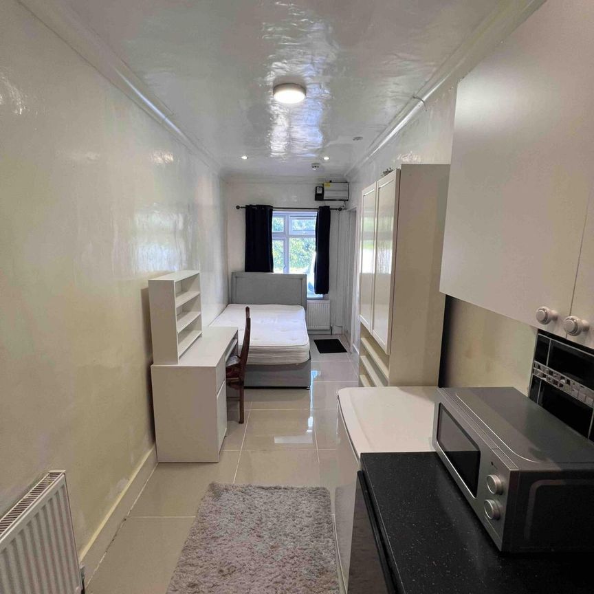 Groundfloor Spacious Annex Studio available to rent in the centre of Uxbridge (opposite to Brunel University) Including bills £1000 - Photo 1
