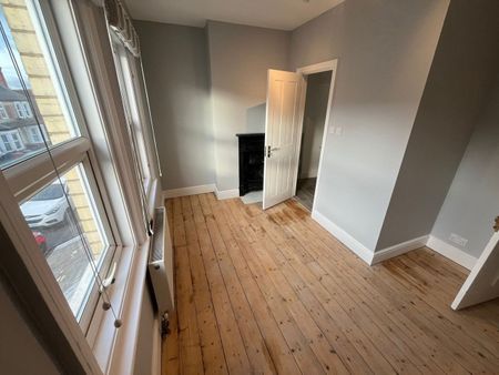 4 Bed Terraced House, Norris Road, RG6 - Photo 2