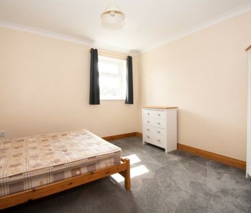 Student house on Redhill drive - Photo 3