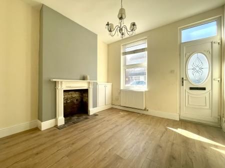 3 bedroom Terraced House To Let - Photo 2