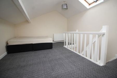 1 Bedroom FIrst Floor Flat - Photo 2