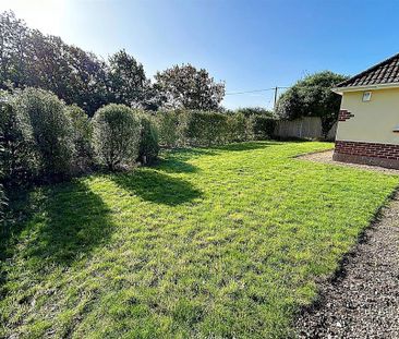 3 bedroom detached bungalow to rent - Photo 3