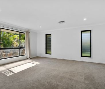 SPACIOUS FAMILY LIVING IN PEACEFUL CUL-DE-SAC WITH POOL - Photo 3