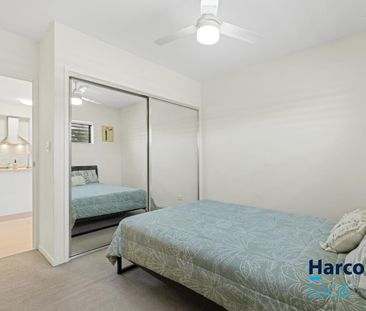 Modern Top Floor Unit - Offering Convenience and Style - Photo 4