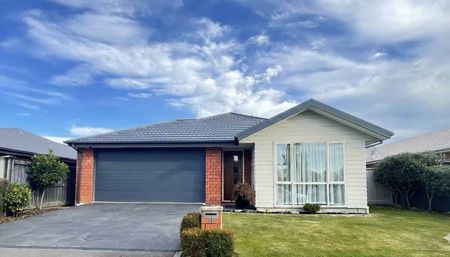 Spacious 3-Bedroom Family Home! - Photo 5