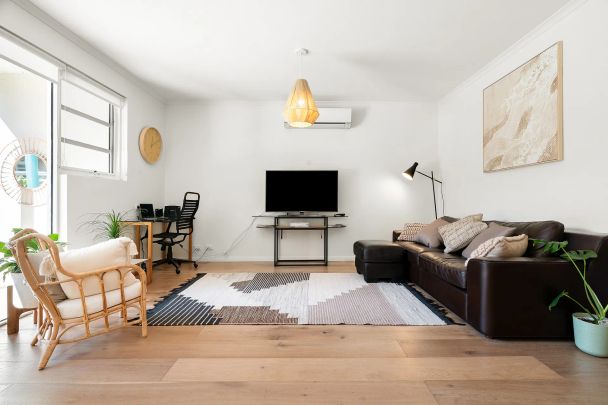 Stunning, Fully Renovated and Spacious Beach-Side Living – FULLY FURNISHED - Photo 1