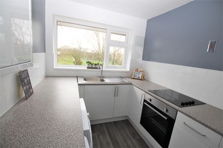 2 bedroom Maisonette to let - Photo 4