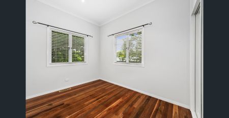 Spacious 4 Bed Home; Freshly Painted Throughout & Newly Polished Floors - Photo 5