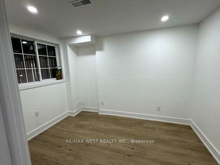 Detached Home For Lease | N8088670 - Photo 2