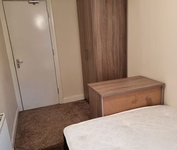 Room in a Shared House, Phillimore Road, B8 - Photo 5