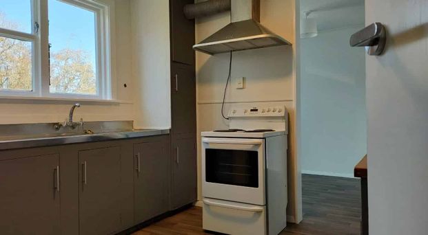 3 bedroom Unit in Bryndwr includes a gardener - Photo 1