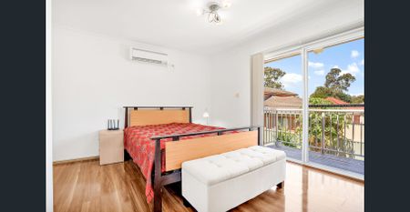 IMMACULATE FAMILY HOME! - Photo 2