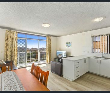 2 Bedroom unit in the heart of The Entrance - Photo 2