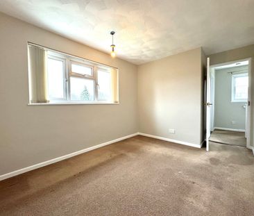 3 bedroom semi-detached garage/parking space to rent - Photo 5