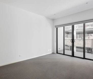 Huge Apartment Located in a Quiet Boutique Block - Photo 2